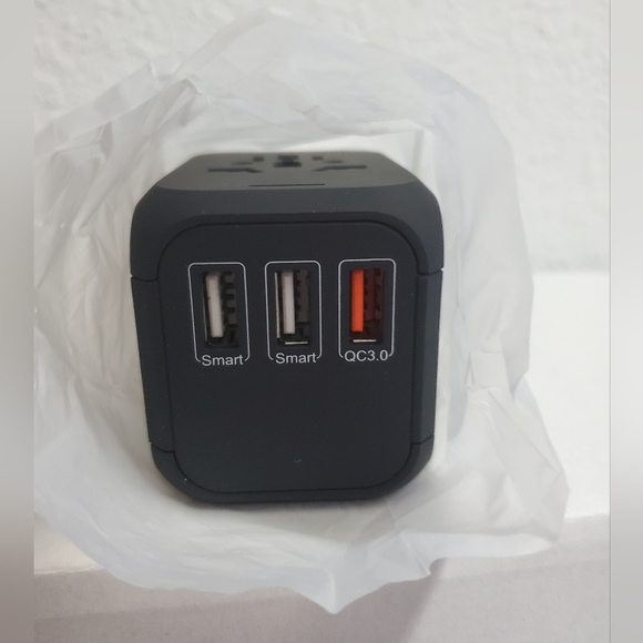 NIB Multi-Nation Travel Adapter with USB - Picture 8 of 12